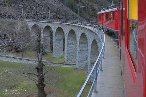 Train sur le viaduc de Brusio avant de terminer sa spirale sur le flanc de la montagne – 07:55   Bernard Grua