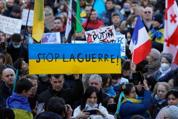 Quand tonnent les canons, le ralliement au drapeau s'impose ? 621e5489220000a54b1f14e0 07d42