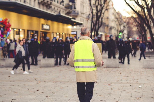 https://www.agoravox.fr/local/cache-vignettes/L620xH414/gilet-jaune-macron-merkel-1-6934b.jpg