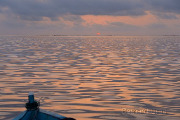  Bernard Grua - Etrave de felouque sur une mer d'huile  l'aube baignant dans une lumire rouge  - Agoravox