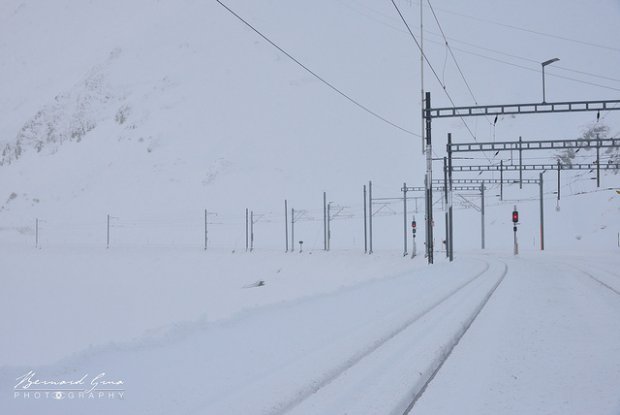 La gare d’Oberalppass (2033 m), prise sous les chutes de neige, est vide de trains et de voyageurs – 16:05  Bernard Grua