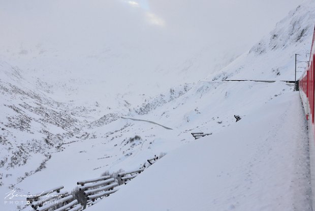 Ultime tronon vers le col entre Tschamut-Selva et l’Oberalppass. La visibilit est rduite par le plafond nuageux et par les chutes de neige – 15:49  Bernard Grua