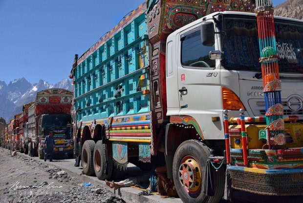 Sost, camion en attente de chargement le long de la Karakoram Highway � Bernard Grua
