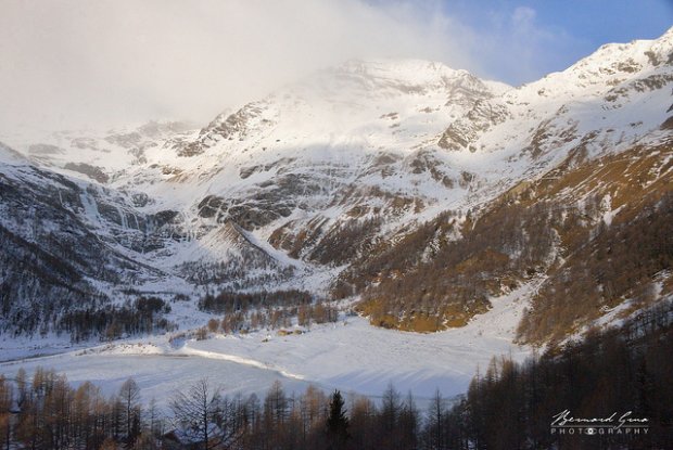 Le lac et le bout du plateau de Cavaglia (1703 m) au pied du glacier du Pal dans la glace et sous la neige – 08:59   Bernard Grua