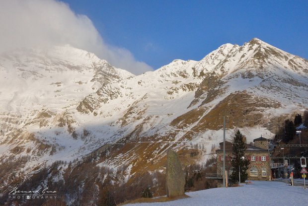 Gare de l’Alp Grm (2091 m), Chemins de fer rhtiques, en hiver au pied des sommets sud du massif de la Bernina – 09:07   Bernard Grua