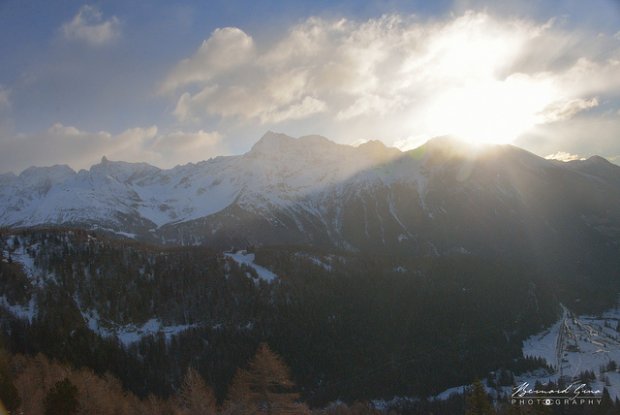 Le soleil passe par dessus les montagnes bordant le Sud-Est du Valposchiavo, vue depuis l'Alp Grm – 09:02   Bernard Grua