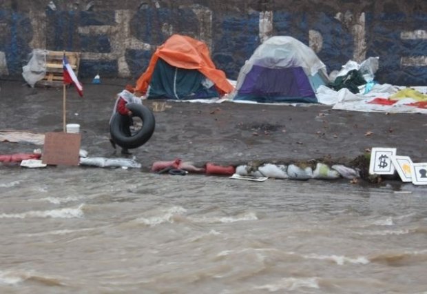 Chili : De la crise à la rue, l'expulsion des sans-abri au milieu d'un puissant torrent en pleine capitale