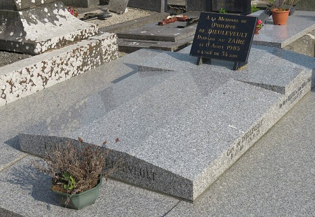 File:Tombe de la famille De Dieuleveult au Minihic-sur-Rance.jpg