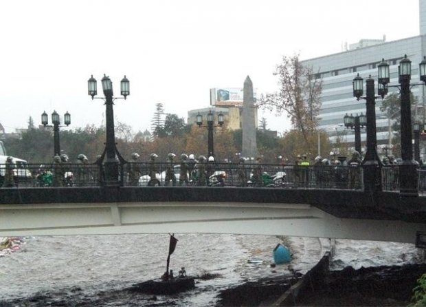 Chili : De la crise à la rue, l'expulsion des sans-abri au milieu d'un puissant torrent en pleine capitale