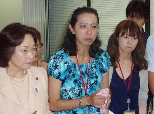 Mika Matsufuji, mère d'une jeune fille en fauteuil roulant après le vaccin Cervarix
