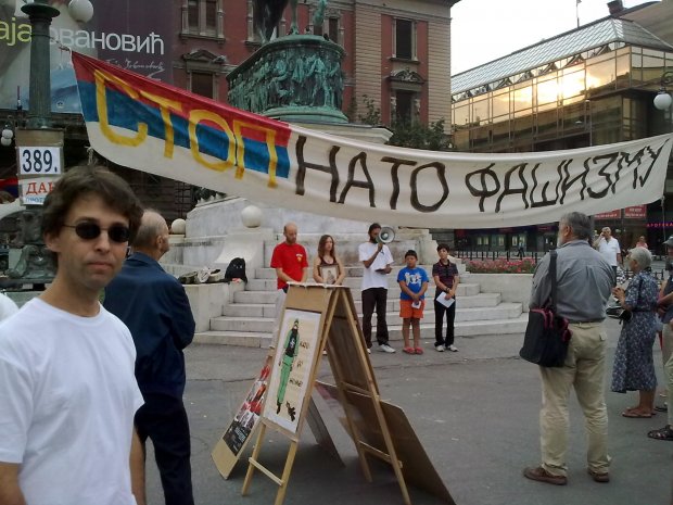 Rassemblement contre l'OTAN avec l'inscription sur la banderole : Stop au fascisme de l'OTAN 