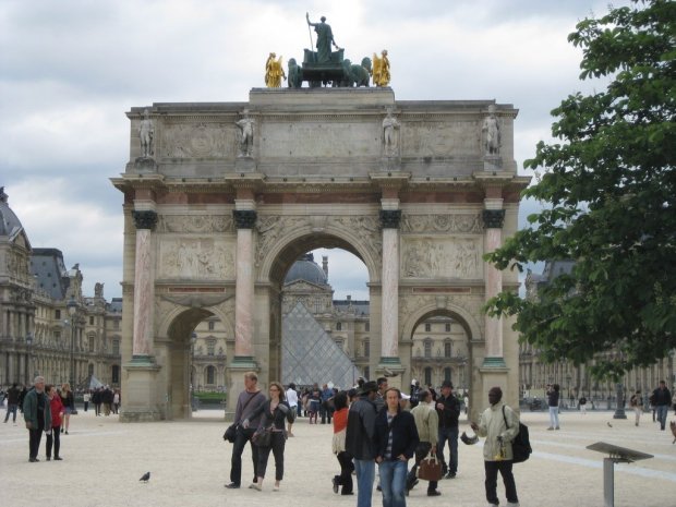 La folie du pouvoir gravée dans le marbre de l'Arc du Carrousel à Paris