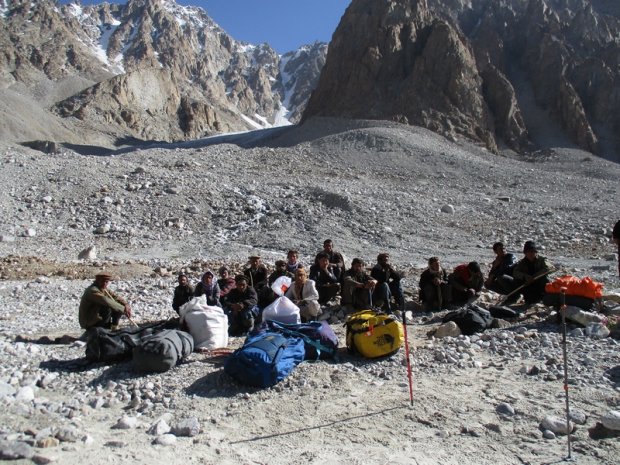 Une quipe d'expdition au pied des montagnes de Wakhan par Thomas Lund - Pamir Institute