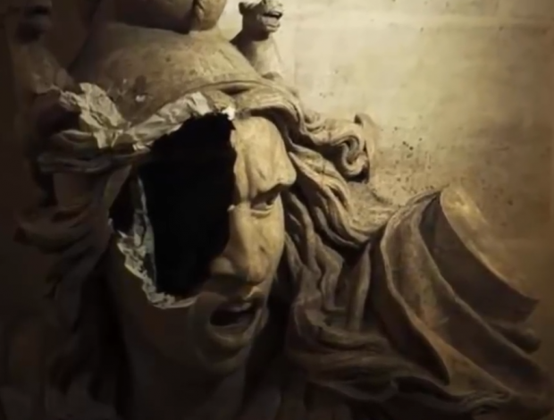 Destruction symbolique d'une statue en plâtre à l'Arc-de-Triomphe