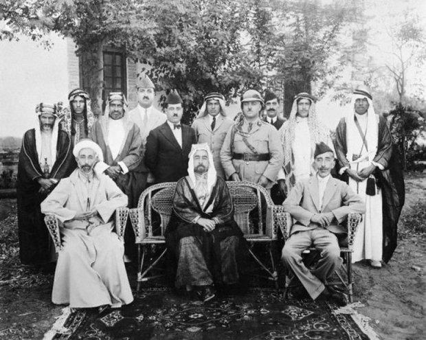Les fils d'Hussein à l'avant-plan. De gauche à droite : Ali, Roi du Hedjaz, Abdallah, Roi de Transjordanie et Fayçal, Roi d'Irak