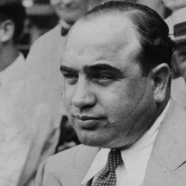 Le Traqueur on X: "Vous connaissez tous Al Capone. Vous savez comment il a  eu ses cicatrices sur le visage qui le caractrisent tant ? Plus jeune, il  tait serveur dans un
