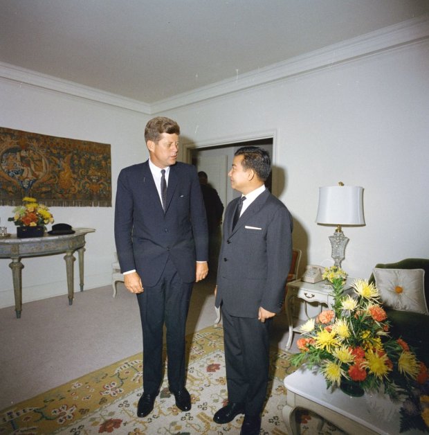 Fichier:JFK and Prince Sihanouk in New York, 1961.jpg — Wikipdia