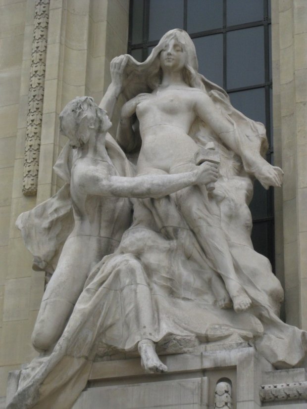 Coloscopie géante sous la verrière du Grand Palais à Paris 
